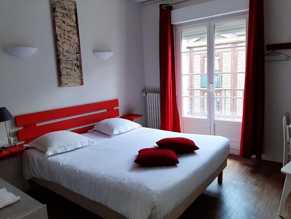 Individually decorated, individually furnished, desk, blackout drapes - Côme Inn (Neufchatel-en-Bray)