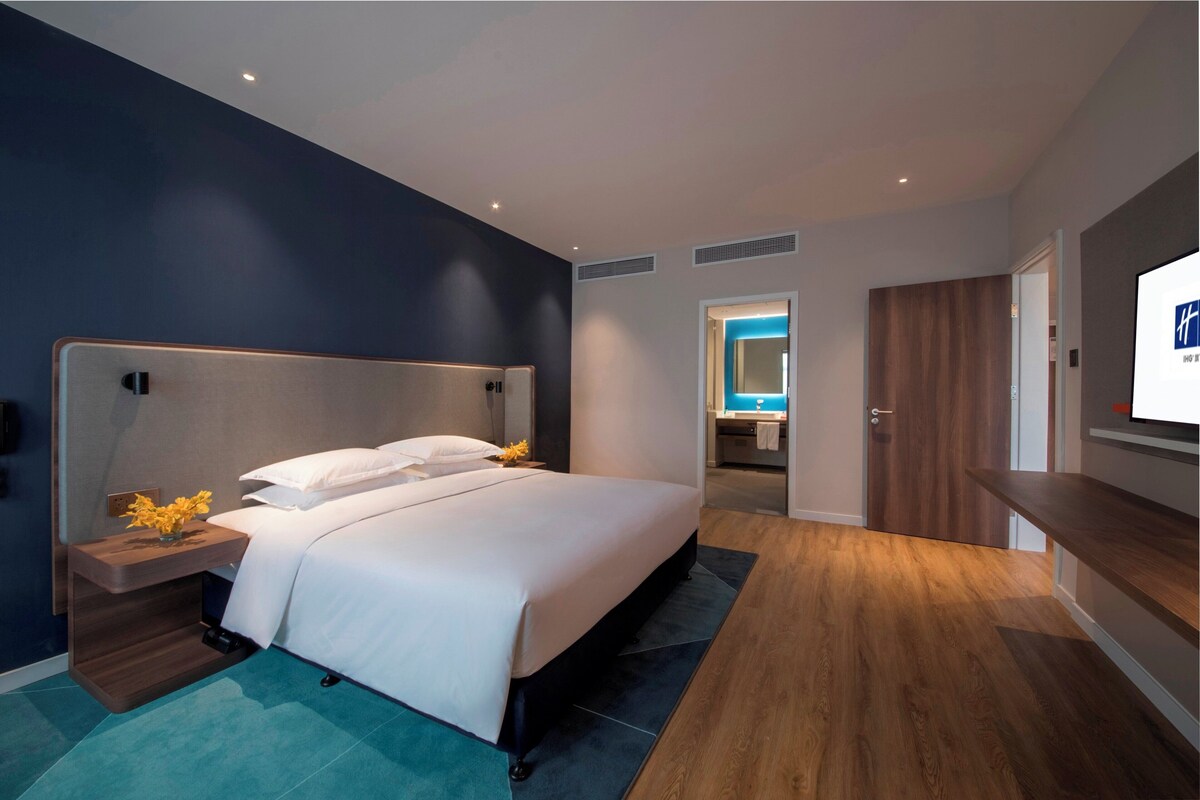 Suite, 1 Bedroom | Premium bedding, down duvets, pillow-top beds, in-room safe