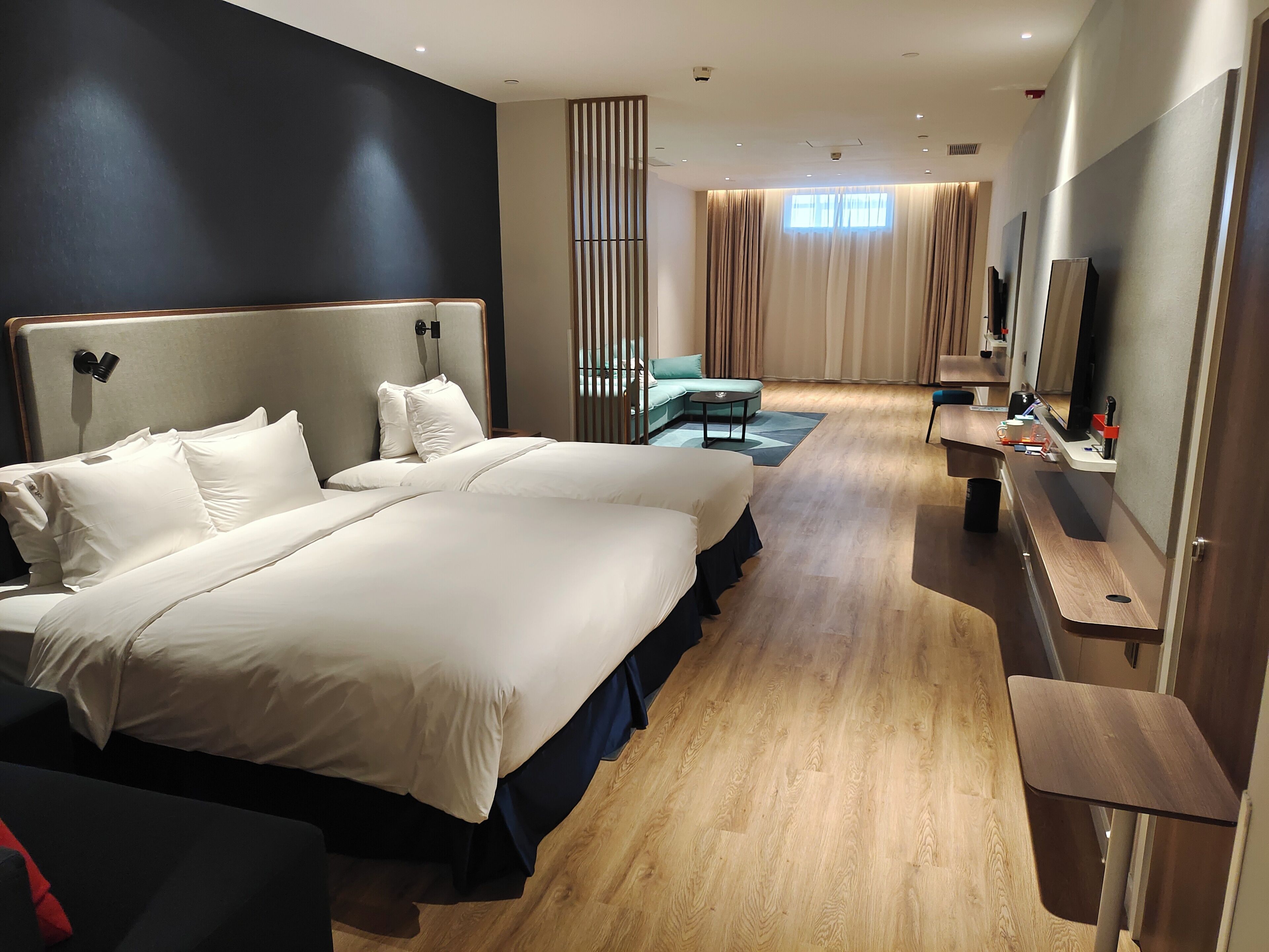 Standard Room, 1 King Bed, Accessible | Premium bedding, down duvets, pillow-top beds, in-room safe