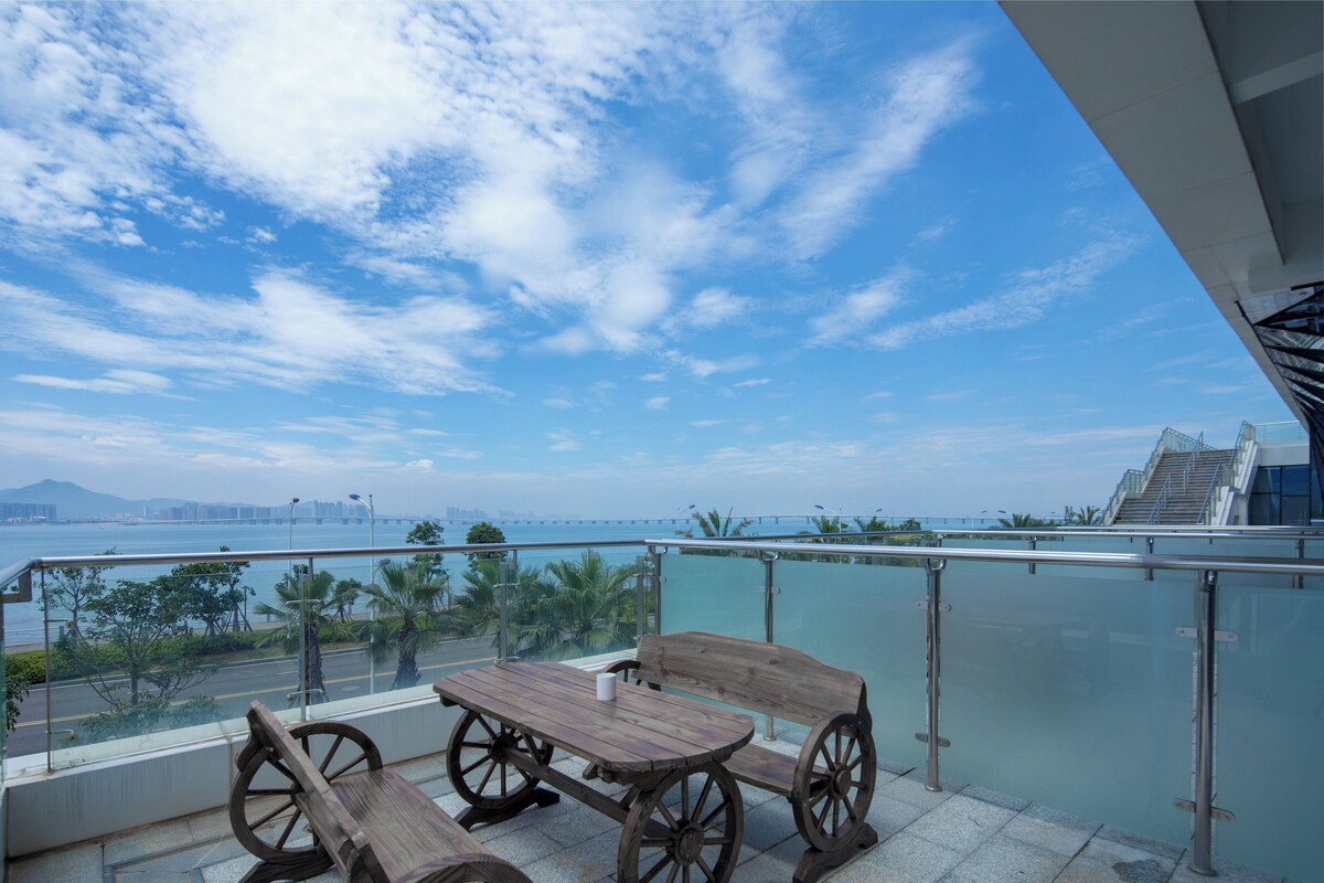 1 King Standard Balcony | Premium bedding, down duvets, pillow-top beds, in-room safe