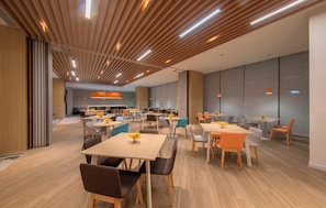 A modern interior with wooden slatted ceilings, multiple tables and chairs, and a neutral color palette. - Holiday Inn Express Xiamen Airport Zone by IHG (Xiamen)