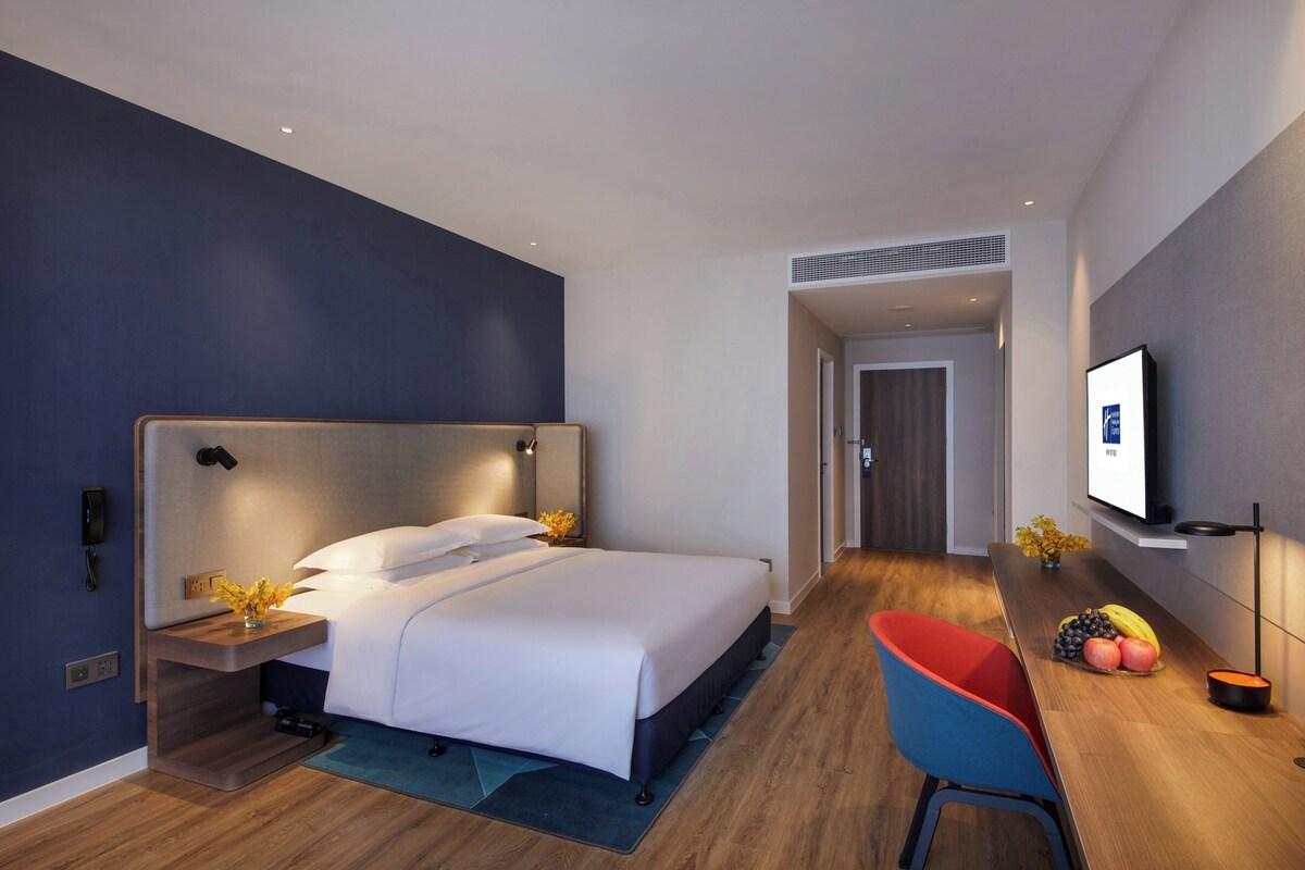 1 King Standard | Premium bedding, down duvets, pillow-top beds, in-room safe