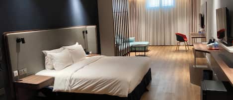 Standard Room, 1 King Bed, Accessible | Premium bedding, down comforters, pillowtop beds, in-room safe
