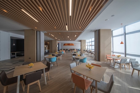 Restaurant. Holiday Inn Express Xiamen Airport Zone by IHG