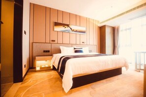 Πουπουλένια παπλώματα, μίνι μπαρ, χρηματοκιβώτιο στο δωμάτιο, γραφείο 