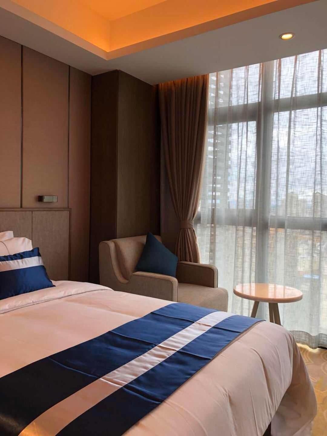 Chăn bông, minibar, két bảo mật tại phòng, bàn 