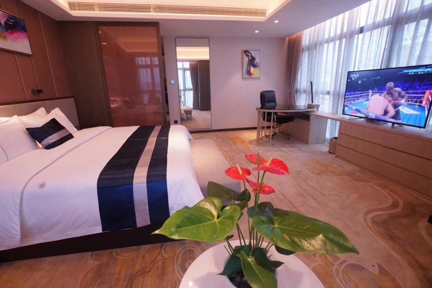 Dundyner, minibar, safe på rommet og skrivebord