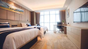 Selimut bulu angsa, minibar, brankas, dan meja kerja