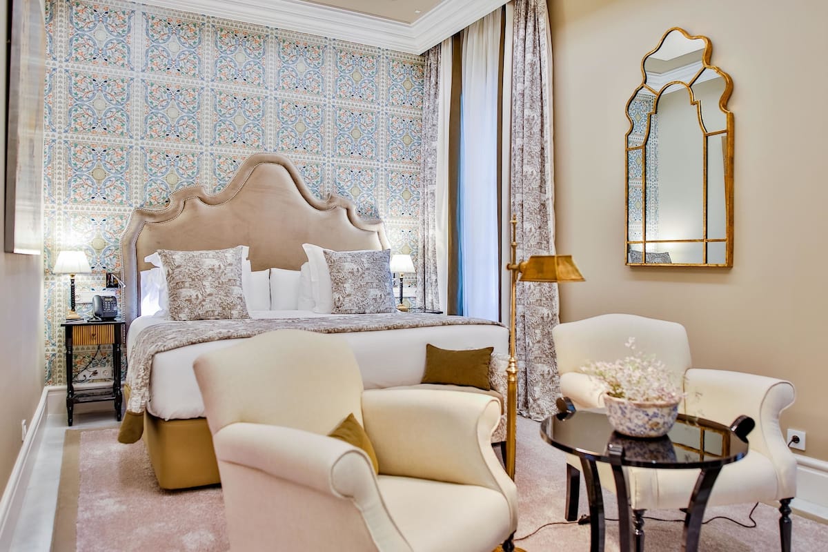 deluxe double room, 1 king bed | 1 bedroom, premium bedding, minibar, in-room safe