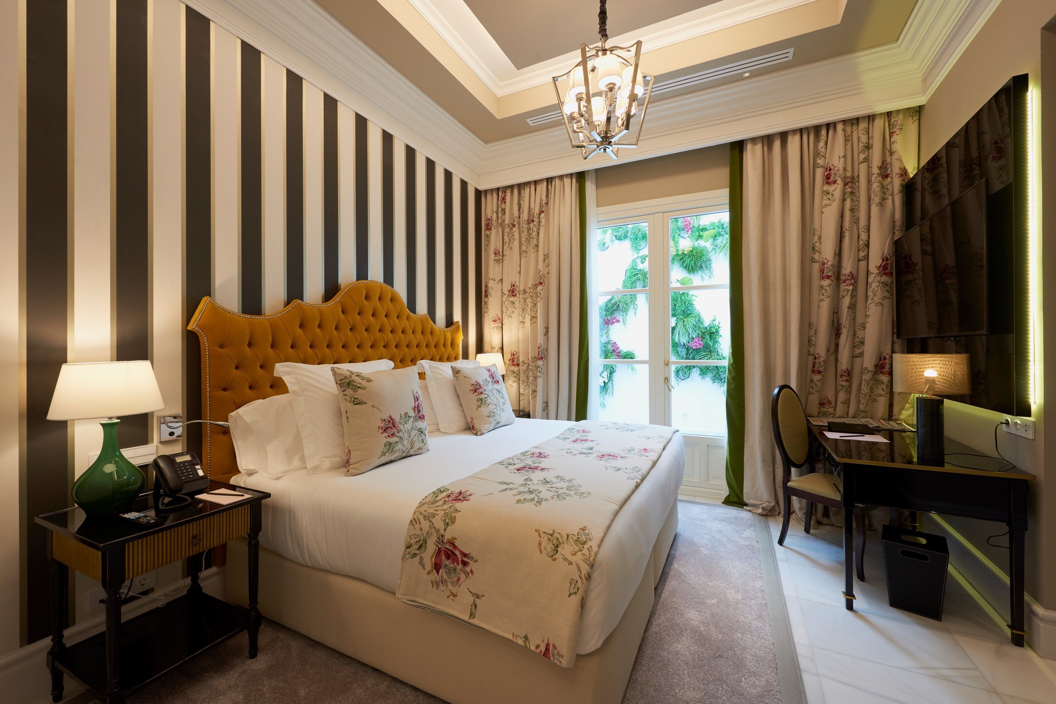 أغطية فراش متميزة وميني بار وخزنة داخل الغرفة ومكتب