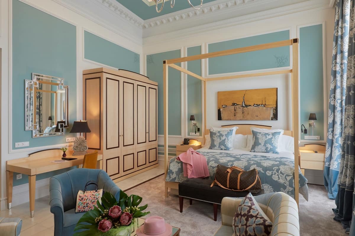 junior suite, 1 king bed | 1 bedroom, premium bedding, minibar, in-room safe
