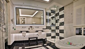 Deluxe-Doppelzimmer, 1 King-Bett | Badezimmer | Badewanne und Dusche (separat), Regendusche, kostenlose Toilettenartikel
