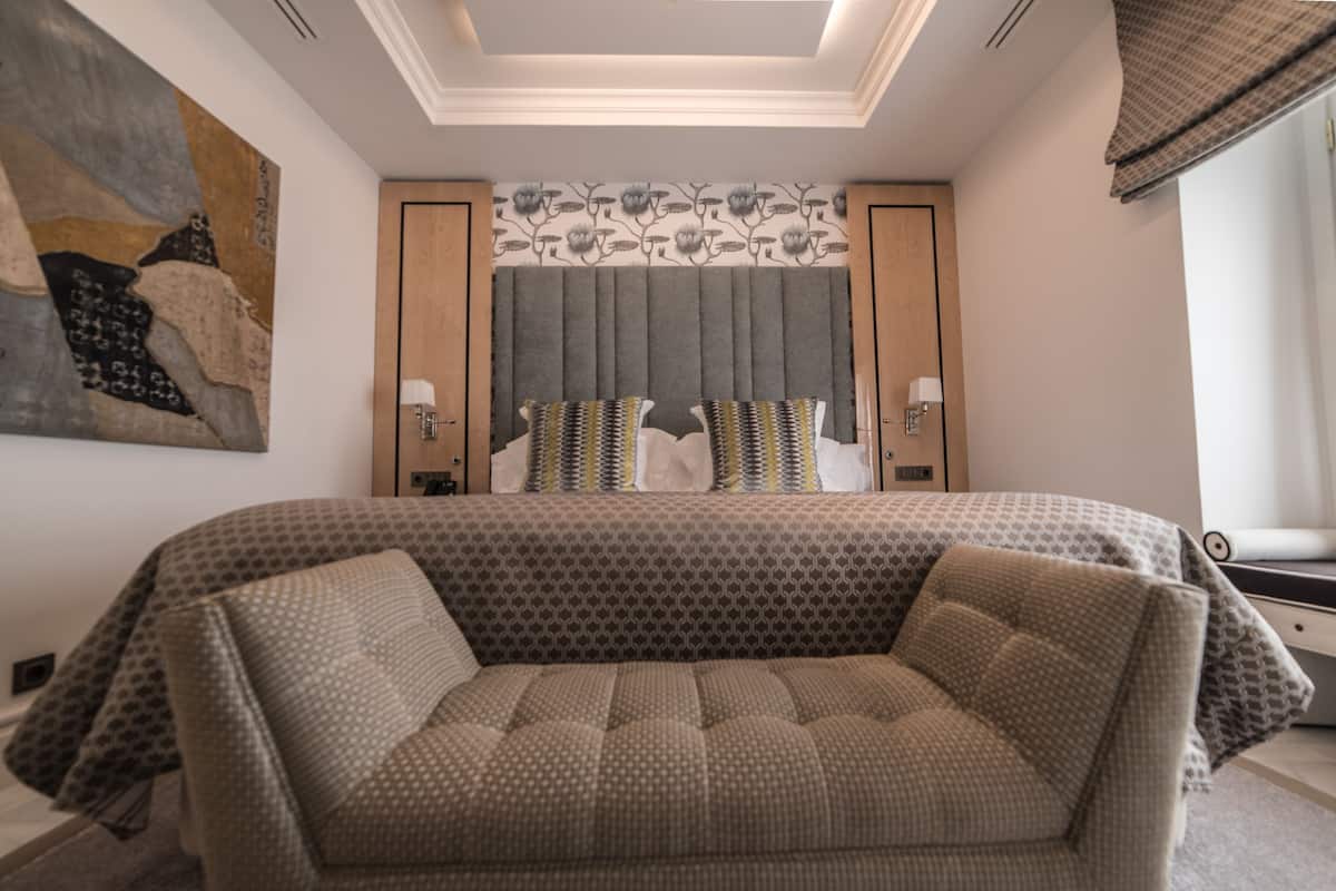 Suite, 1 King Bed (Jerez) | Premium bedding, minibar, in-room safe, desk