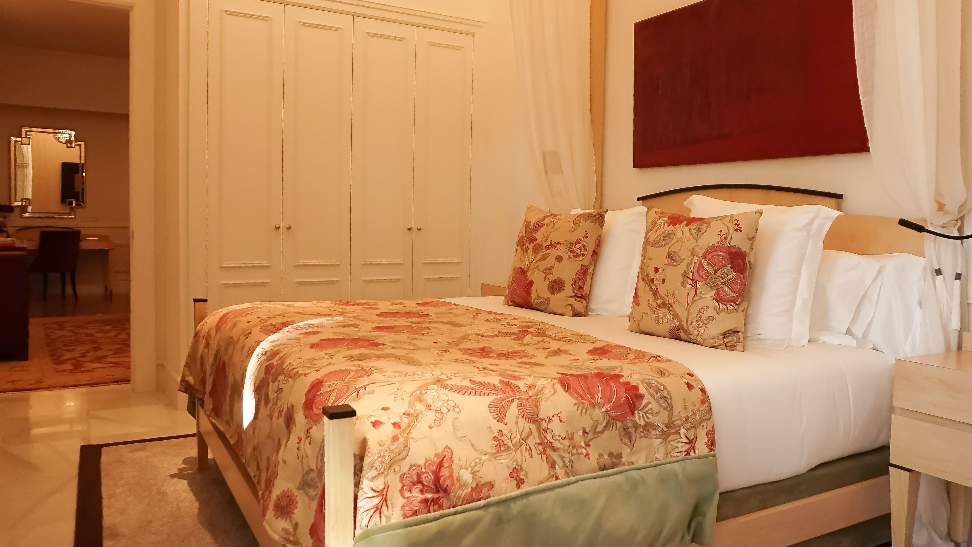 Una habitación de hotel con cama, escritorio y armario.