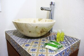 Shower, rainfall showerhead, free toiletries, towels
