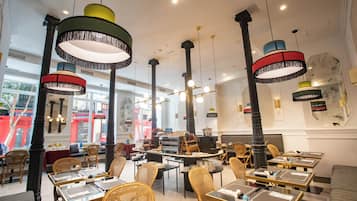 Esmorzar diari d'estil bufet (12 EUR per persona)