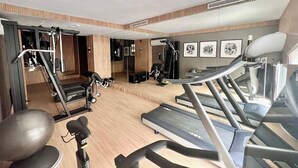 A gym with treadmills, stationary bikes, and weight machines. - Soho Boutique Opera (Madrid)