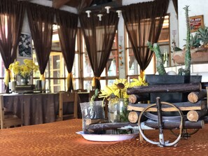 Bữa sáng đặc sản địa phương hàng ngày (5 USD/mỗi người) 