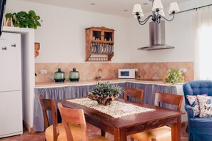 Fridge, microwave, cookware/dishes/utensils - La Casa de Bobadilla Alojamiento Rural (Alcaudete)