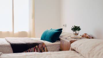 Phòng, 2 giường đơn | Bàn, bàn ủi/dụng cụ ủi quần áo, giường gấp/giường phụ (phụ phí)