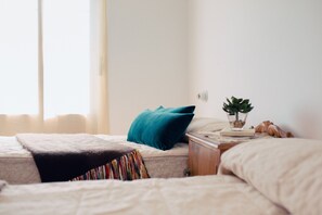 Desk, iron/ironing board, rollaway beds, bed sheets - La Casa de Bobadilla Alojamiento Rural (Alcaudete)