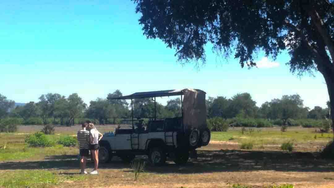 Un vehículo estacionado en un entorno rural, con cielo despejado.