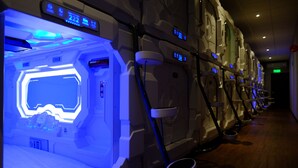 Mehrere Massageräume mit digitalen Bedienoberflächen und einer Steuerungseinheit.
