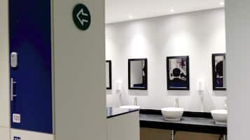 Regadera, amenidades de baño gratuitas, toallas