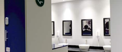 Shower, perlengkapan mandi gratis,  dan handuk