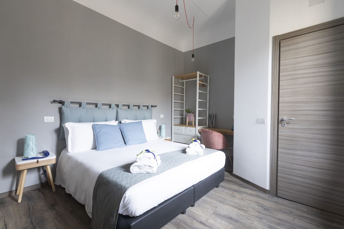Hypo-allergenic bedding, in-room safe, desk, blackout curtains