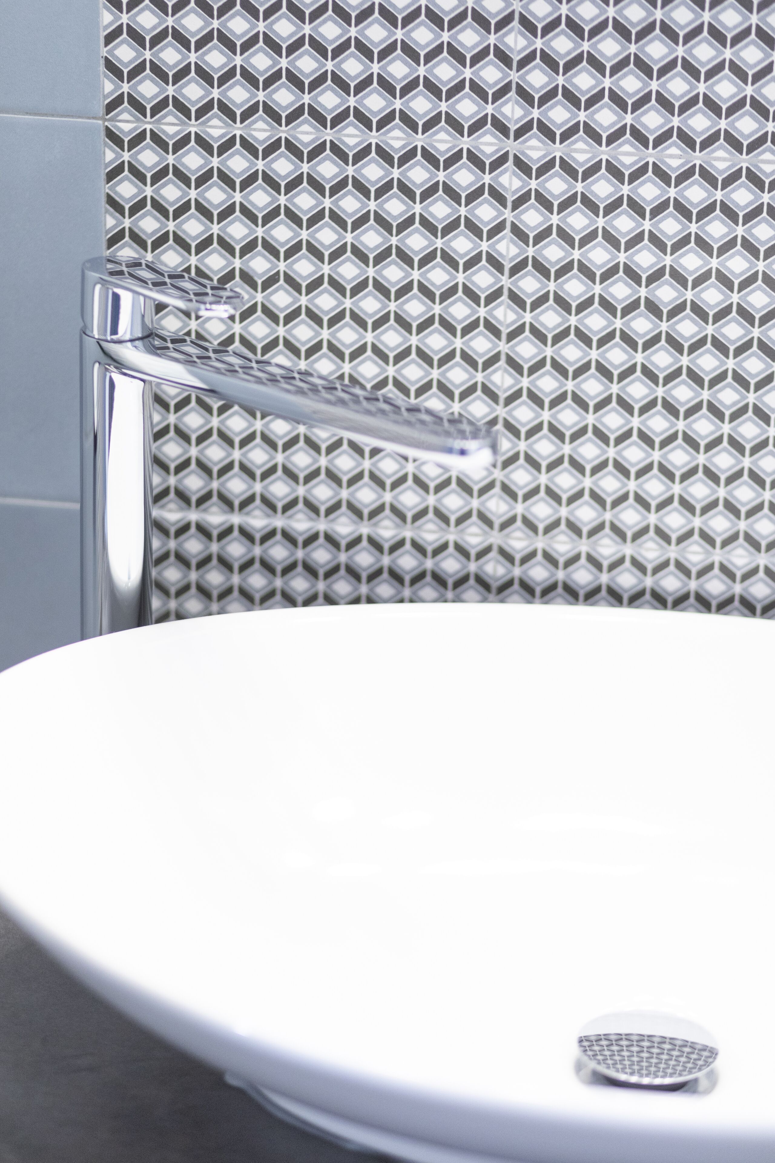 Dusch, gratis toalettartiklar, hårtork och bidé