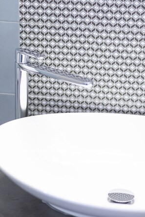 Dutxa, articles de tocador gratuïts, assecador de cabells i bidet