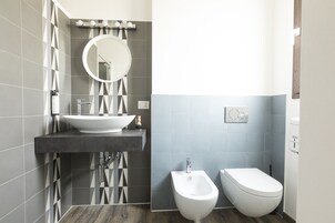 Værelse til 3 personer | Badeværelse | Bruser, gratis toiletartikler, hårtørrer, bidet
