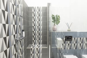 Superior Double Room | Bathroom shower