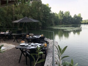 Tempat makan luar