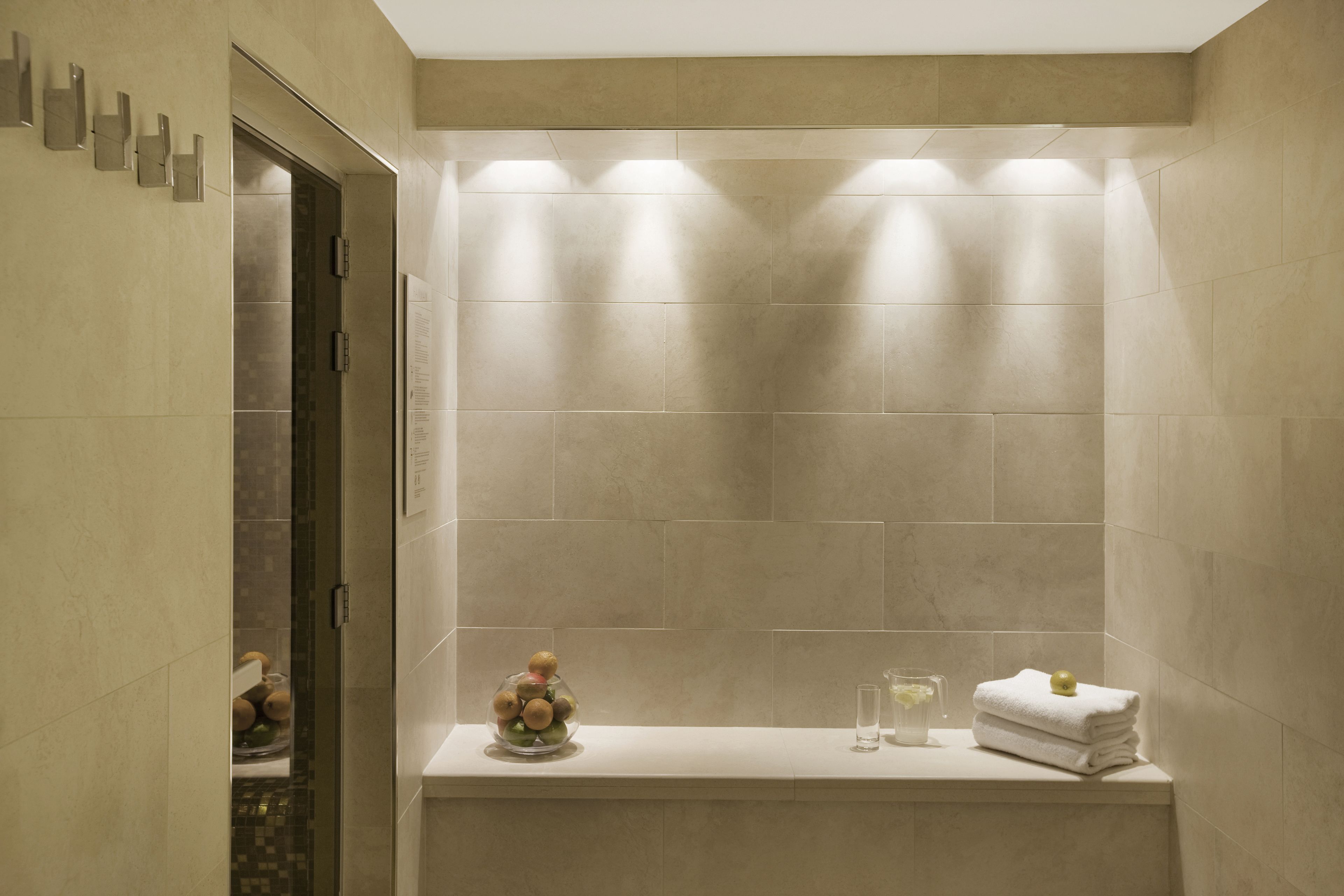 三溫暖烤箱、蒸氣室、按摩服務