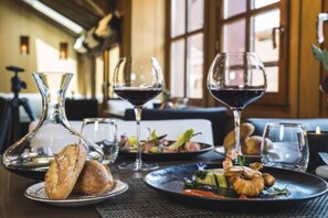 Déjeuner et dîner servis sur place