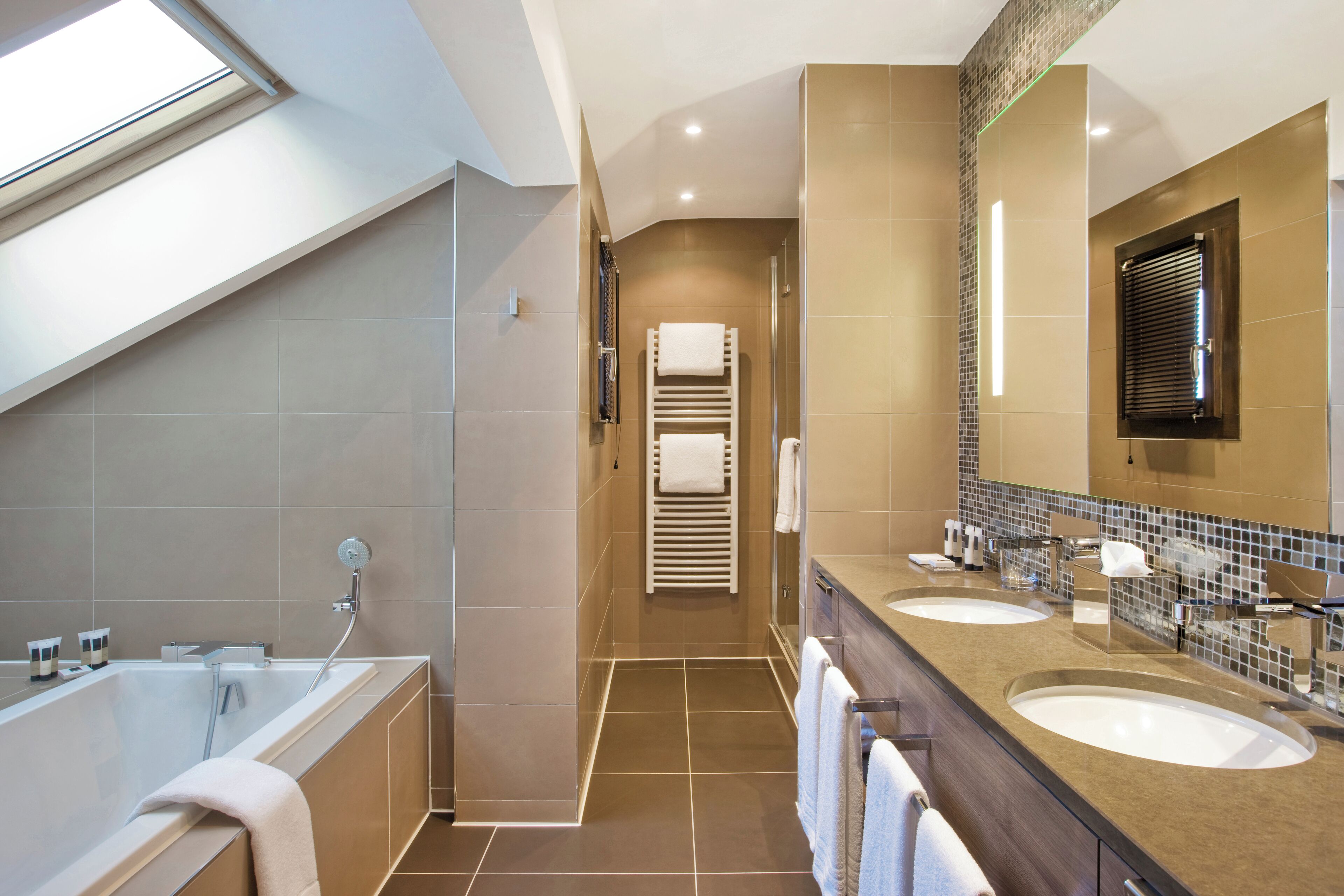honey suite | bathroom | free toiletries, hair dryer, slippers, towels