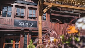 Un bâtiment en bois sur lequel on peut lire l’inscription « Le Savoy Méribel ».