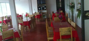 Se sirven desayunos, almuerzos y cenas; cocina local
