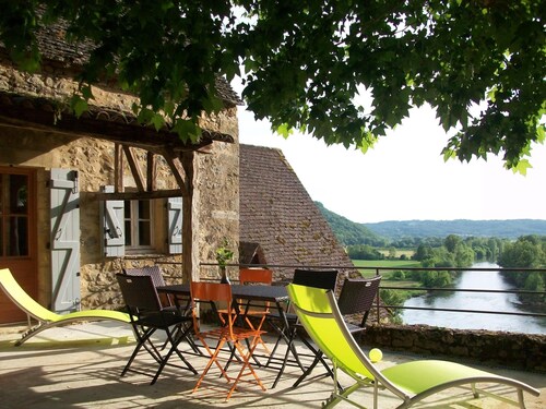 A 14th century Stoneroofed house with a panoramic garden in Beynac. 