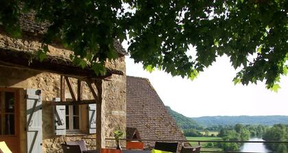 A 14th century Stoneroofed house with a panoramic garden in Beynac.