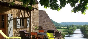 A 14th century Stoneroofed house with a panoramic garden in Beynac.