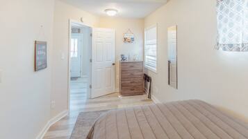 2 slaapkamers, een strijkplank/strijkijzer, gratis wifi, beddengoed