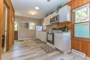 Refrigerador, microondas, horno y parrilla de estufa 