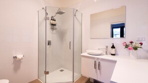 Hair dryer, towels, soap, toilet paper - Red Door Penthouse in Battery Point (Battery Point)
