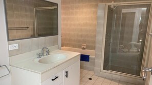 Bathtub, hair dryer, towels - Woodlands at Beachview by HolidayCo. (MACMASTERS BEACH)