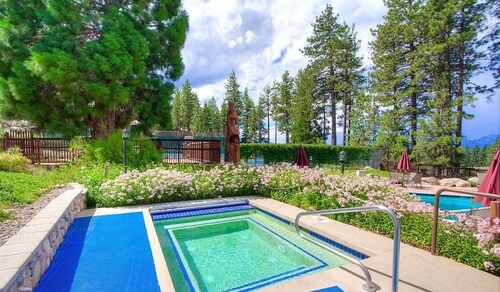 Condo à plusieurs niveaux avec foyer, barbecue, terrasse. Spa / piscine communautaire (LVC0884)