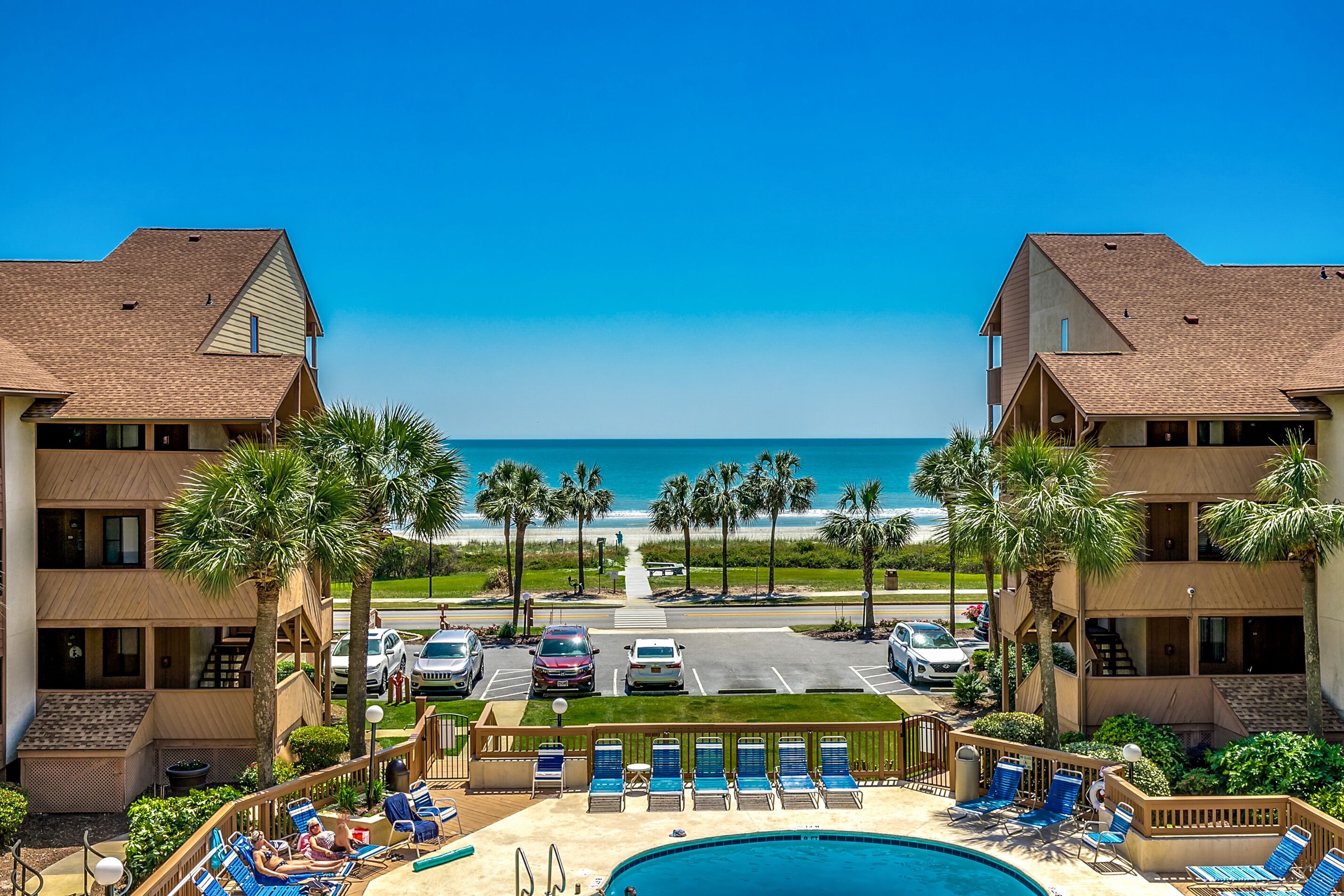 Large Family Friendly Condo- Beautiful Views of the Pool, Courtyard and Ocean