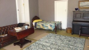3 bedrooms, desk, soundproofing, iron/ironing board